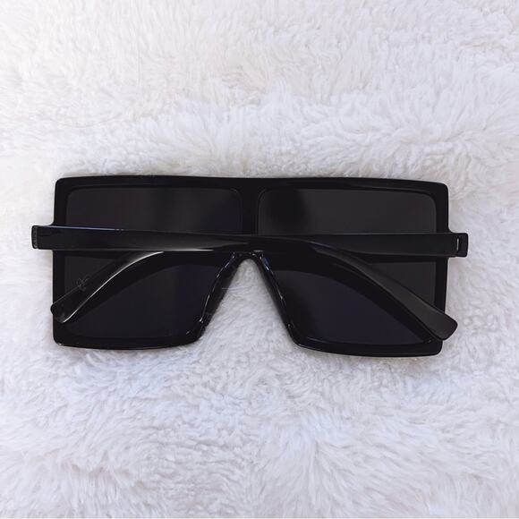Ivonne Black & Mirrored Oversized Square Sunglasses - Picture 7 of 7